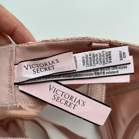 NWT Victoria’s Secret bra in 32DD - Picture 3 of 3
